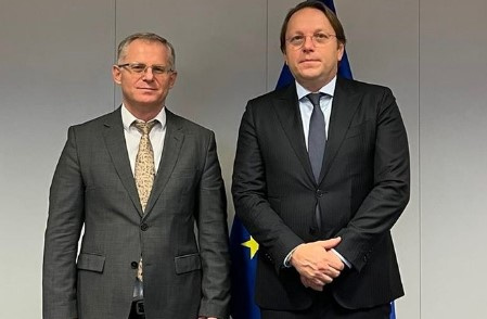 Bislimi dhe Varhelyi biseduan për aplikimin e Kosovës në BE