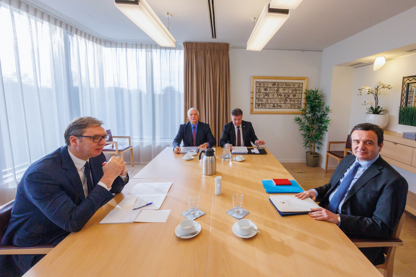 Borrell fton në takim kryeministrin Kurti dhe presidentin serb Vuçiq