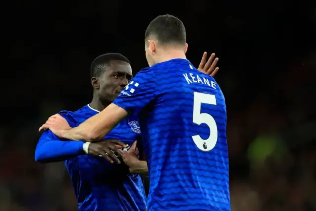 Situatë e pazakontë në Premier League  lojtari i Evertonit ndëshkohet me të kuq pasi goditi me shuplakë bashkëlojtarin