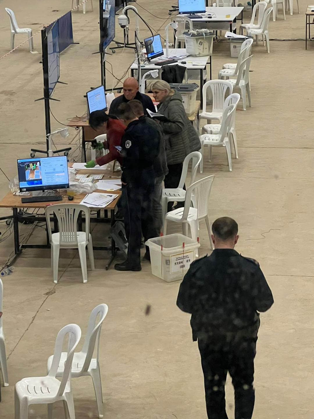 Raportohet se është ndal rinumërimi në Mitrovicë  Policia dhe Prokuroria brenda qendrës së numërimit