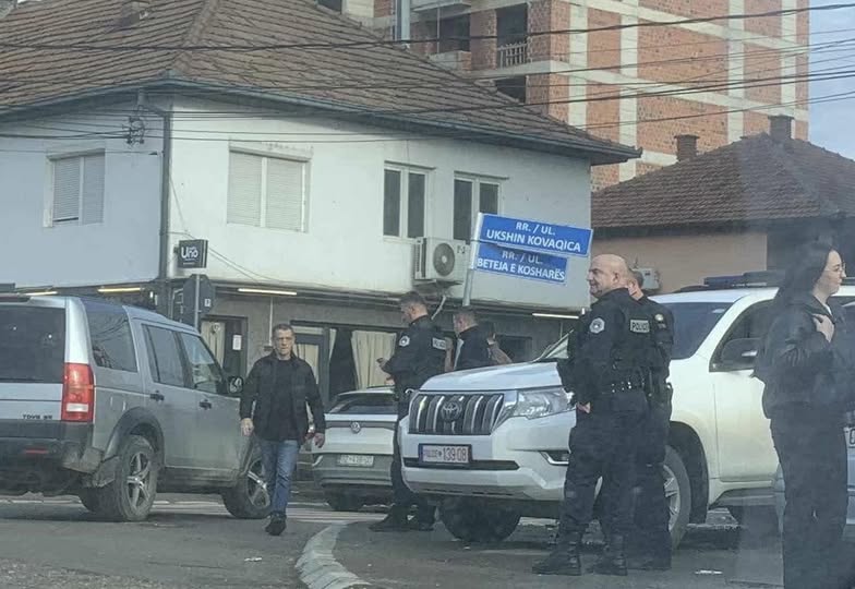 Forca policore në Tavnik  në vendin ku u paralajmërua se do të pijë kafe Albin Kurti