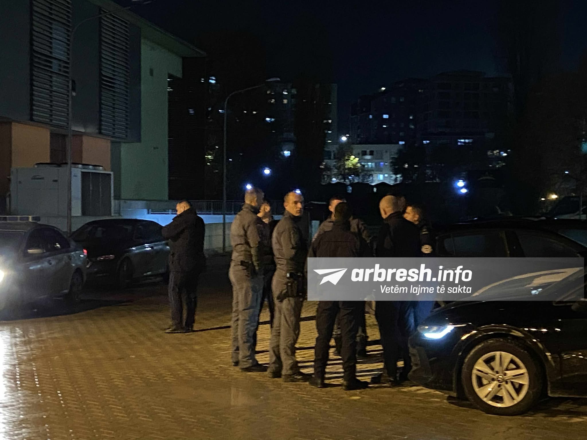 Disa qytetarë protestojnë para Qendrës së Numërimit në Mitrovicë  Njësia Speciale në vendin e ngjarjes