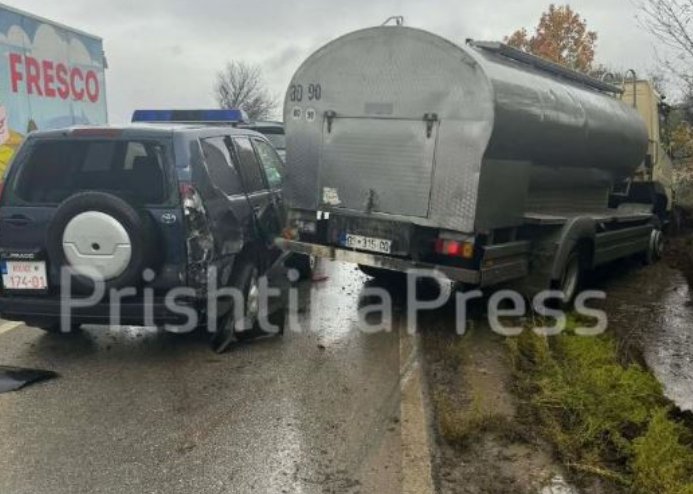 Policia përfshihet në një aksident në Gllarevë  lëndohen tre persona