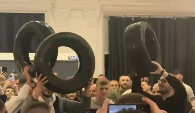 Simpatizantët e Faton Pecit festojnë me goma në Mitrovicë