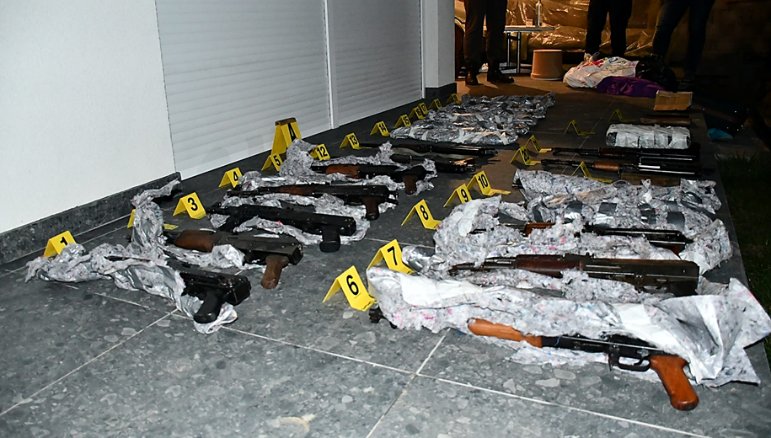 Prokuroria jep detaje për arrestimin e suedezit në Prishtinë  kapet sasi e madhe parash dhe armë zjarri