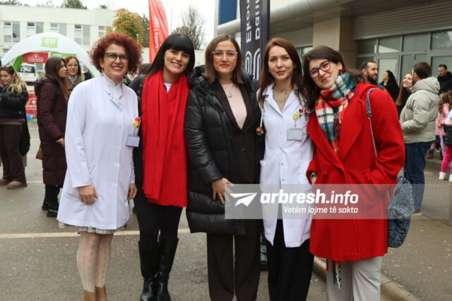 Surprizohen fëmijët e shtrirë në Pediatri   Super heronjtë  i vizitojnë dhe përformojnë për ta