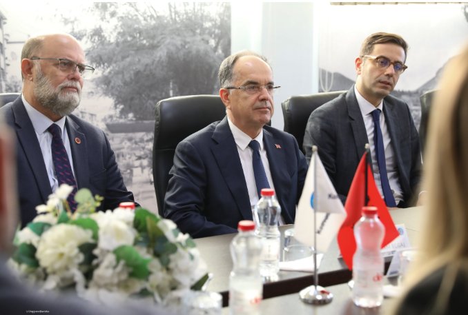 Presidenti Begaj viziton Rahovecin  dekorohet nga Smajl Latifi