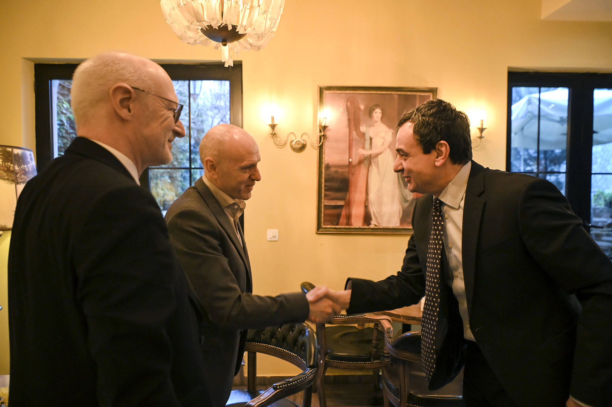 Kurti u takua me autorin  gazetarin dhe producentin radiofonik francez  Philippe Collin