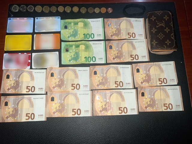 Qytetari dorëzon një kuletë me para dhe dokumente personale