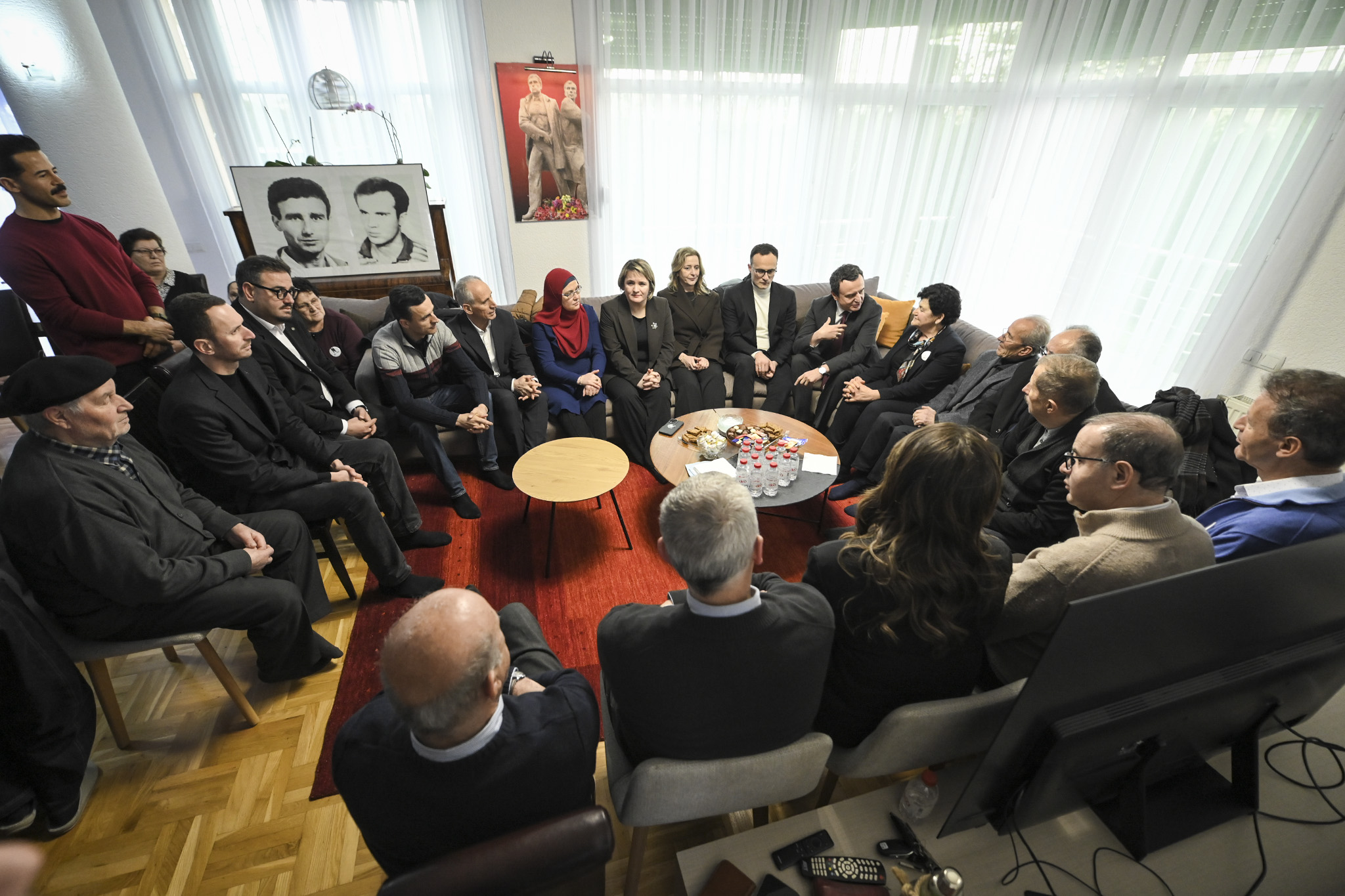 Kurti vizitoi sot familjet e Rexhep Malajt dhe Nuhi Berishës