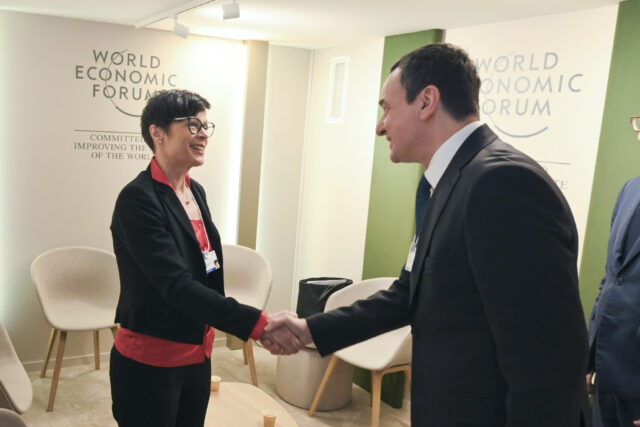 Kurti takohet me Komisioneren e BE së për Zgjerim  Marta Kos  në Forumin Ekonomik Botëror