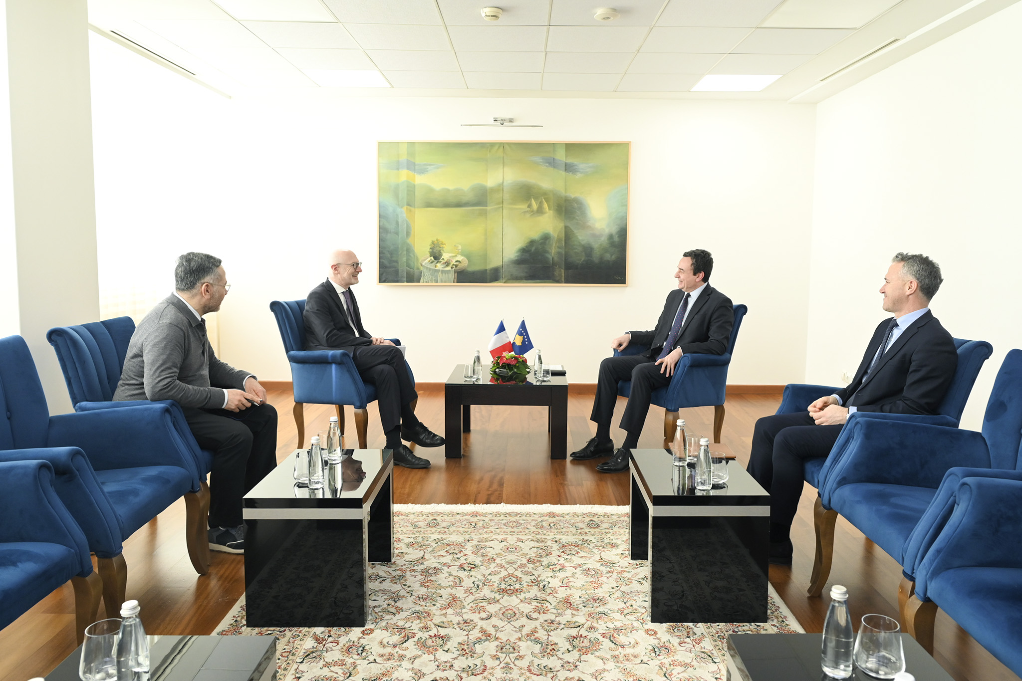 Kurti takohet me ambasadorin francez  theksohet mbështetja e Francës për Kosovën