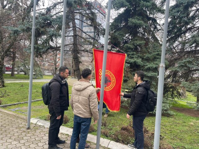 Ngrihet flamuri i UÇK së në oborrin e UP së si shenjë mbështetjeje për ish krerët e UÇK së