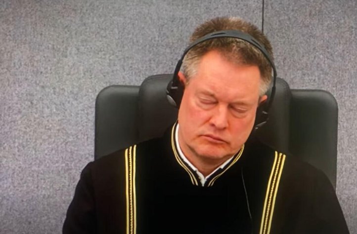 Gjyqtarin e Speciales e zë gjumi në seancë  teksa avokati i Veselit po e jep fjalën përfundimtare