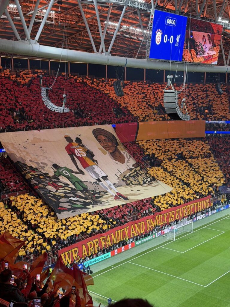 Tifozët e Galatasarayt i kushtojnë koreografi Osimhenit  nigeriani shpërthen në lot