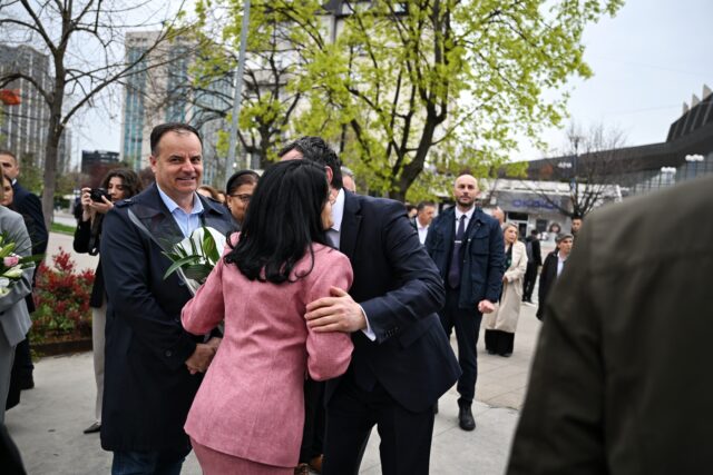 Kurti bëri homazhe te memoriali  Heroinat   Qeveria e Kosovës angazhohet për drejtësi  njohje dhe mbështetje të vazhdueshme