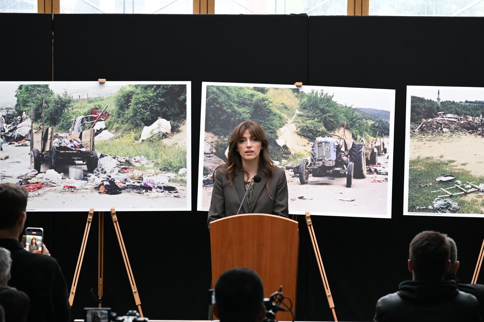 Nga ekspozita  Kronologjia e Lirisë  Haxhiu u bën thirrje qytetarëve të dorëzojnë dëshmi të krimeve të luftës në IKKL