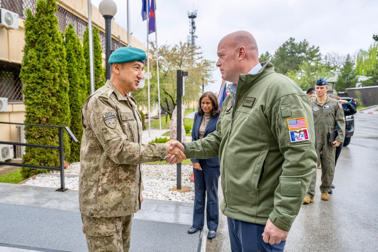 Ulutas pret në takim ambasadorin amerikan në NATO në Prishtinë  diskutohet situata e sigurisë