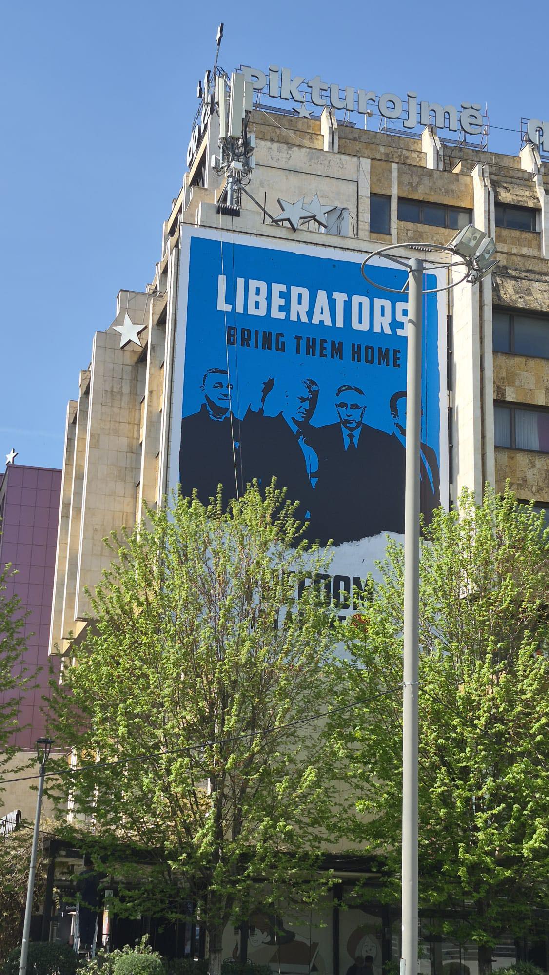 Shfaqet një baner i madh e mbështetës për krerët e UÇK së në Hagë  Çlirimtarë