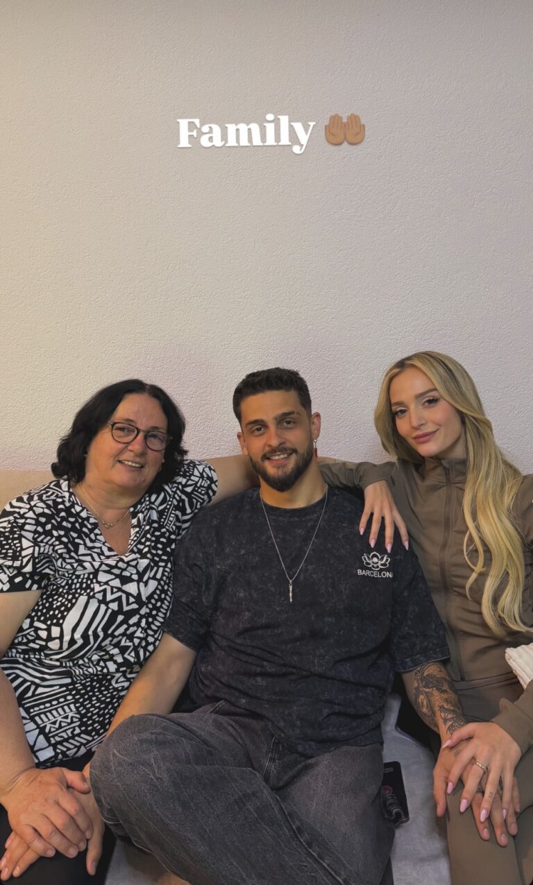 Selin shkon në Istog  pozon bashkë me vjehrrën