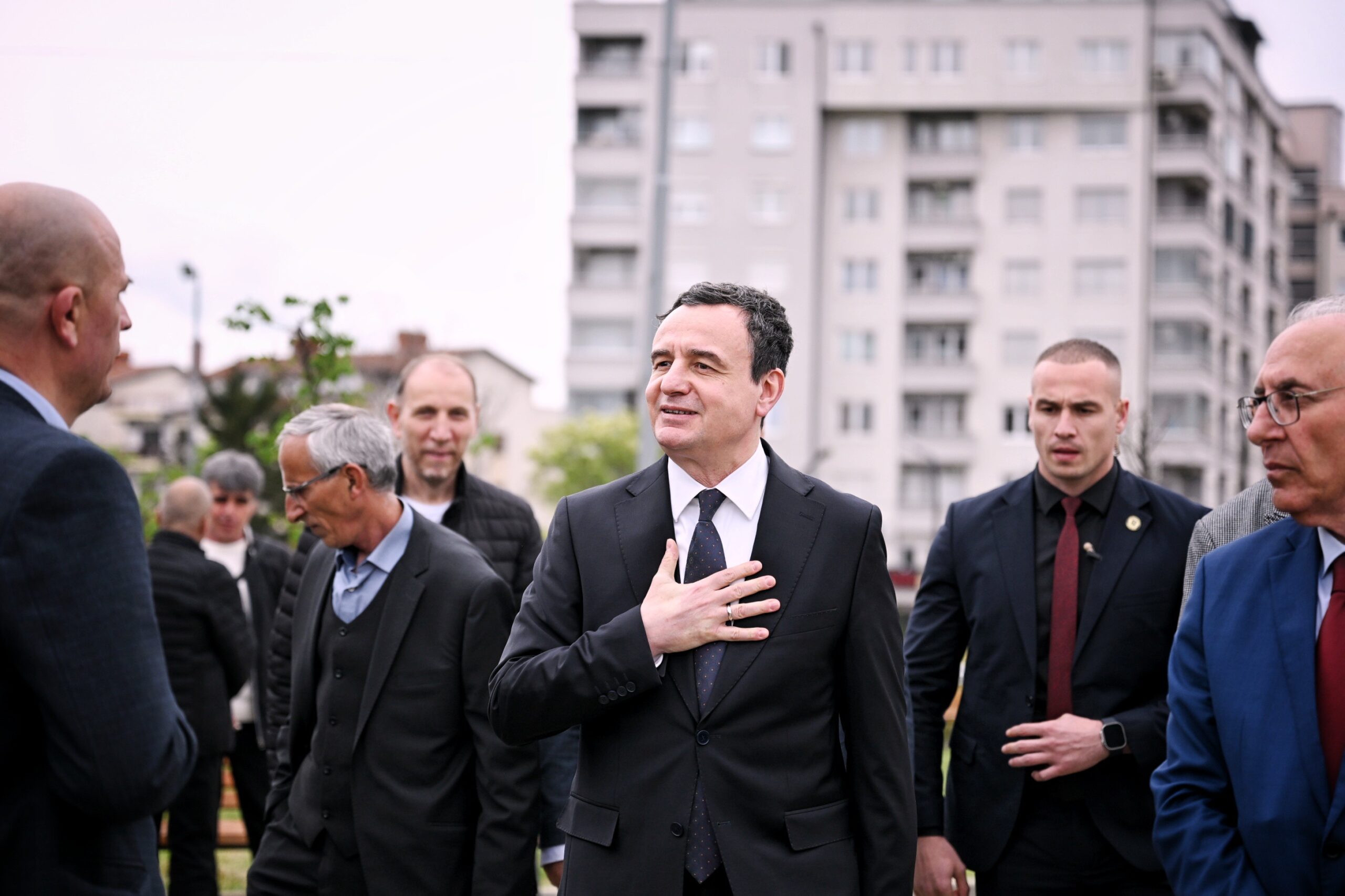 Kurti bëri homazhe te varri i heroit Bahri Fazliu